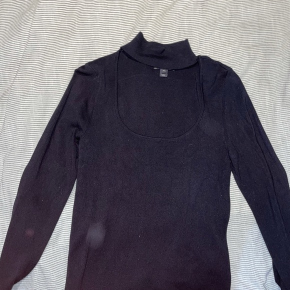 Black turtleneck with cut out - Picture 2 of 2